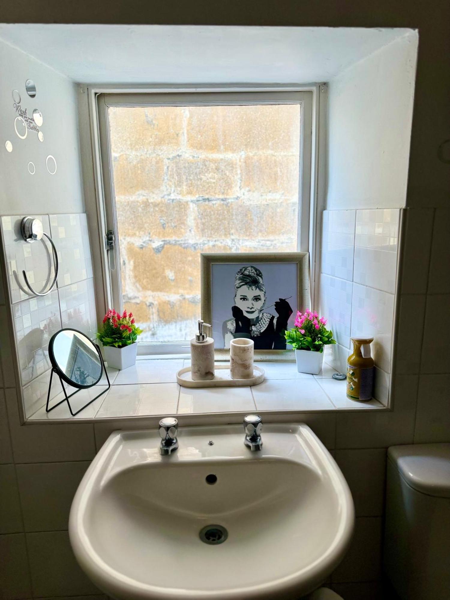 Beautiful Townhouse Next To Royal Victoria Park And Botanical Gardens Within Easy Walking Distance To Bath City Centre Exterior foto